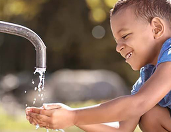 Autonomous atmospheric water fountain for crisis situations